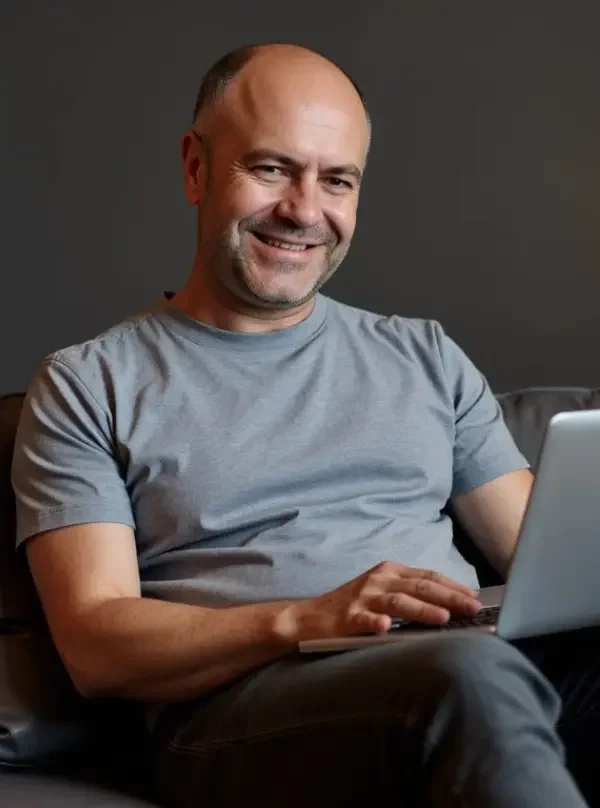 Fundador de Lanzaria explicando cómo nació el proyecto para emprendedores y el uso de inteligencia artificial en marketing.